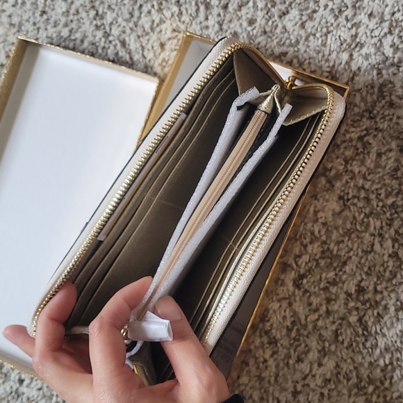 Michael Kors Wallet - Picture 2 of 7